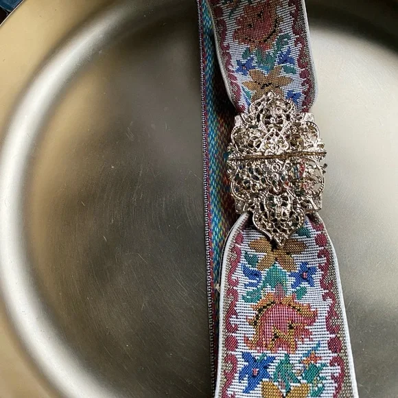 1980’S adjustable size fabric belt with stunning gold color buckle